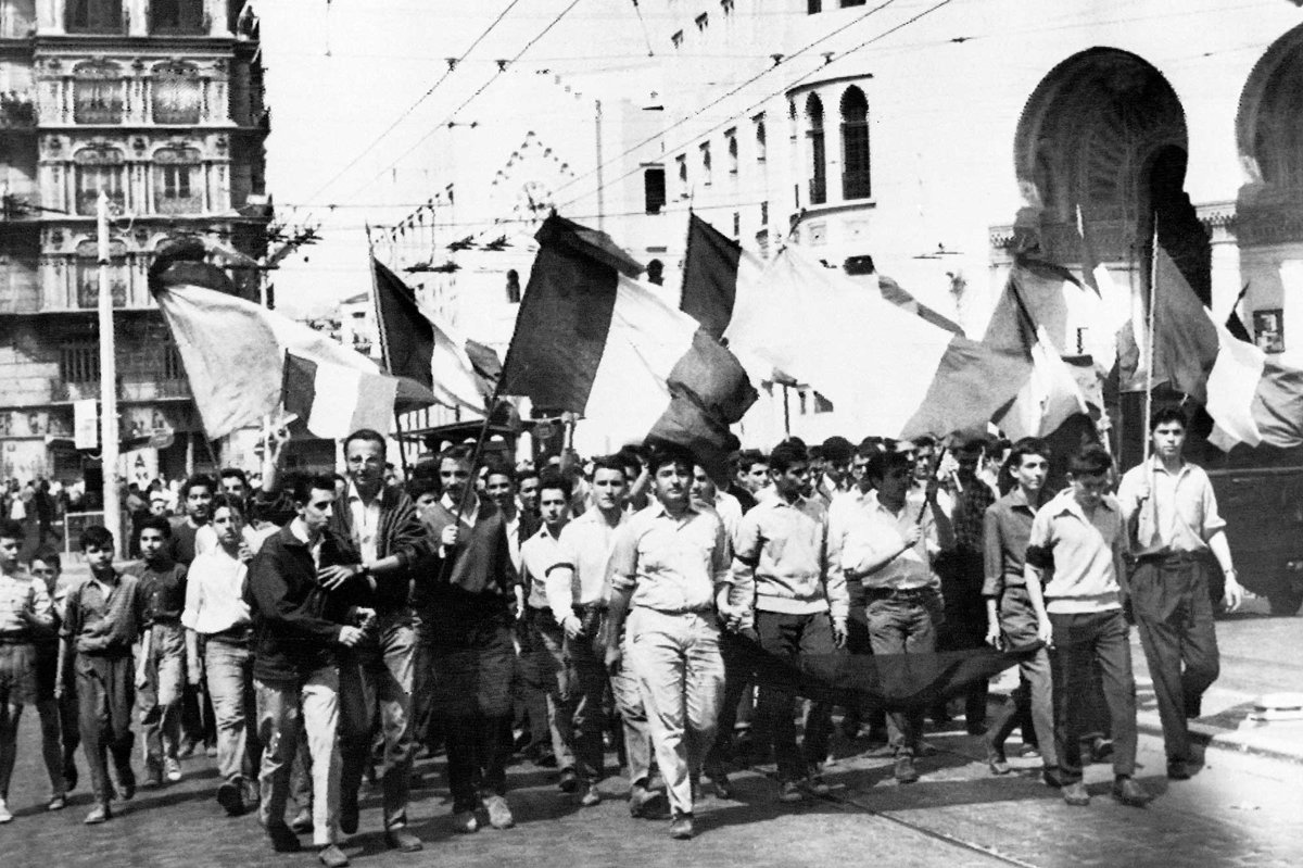 Desfile con banderas